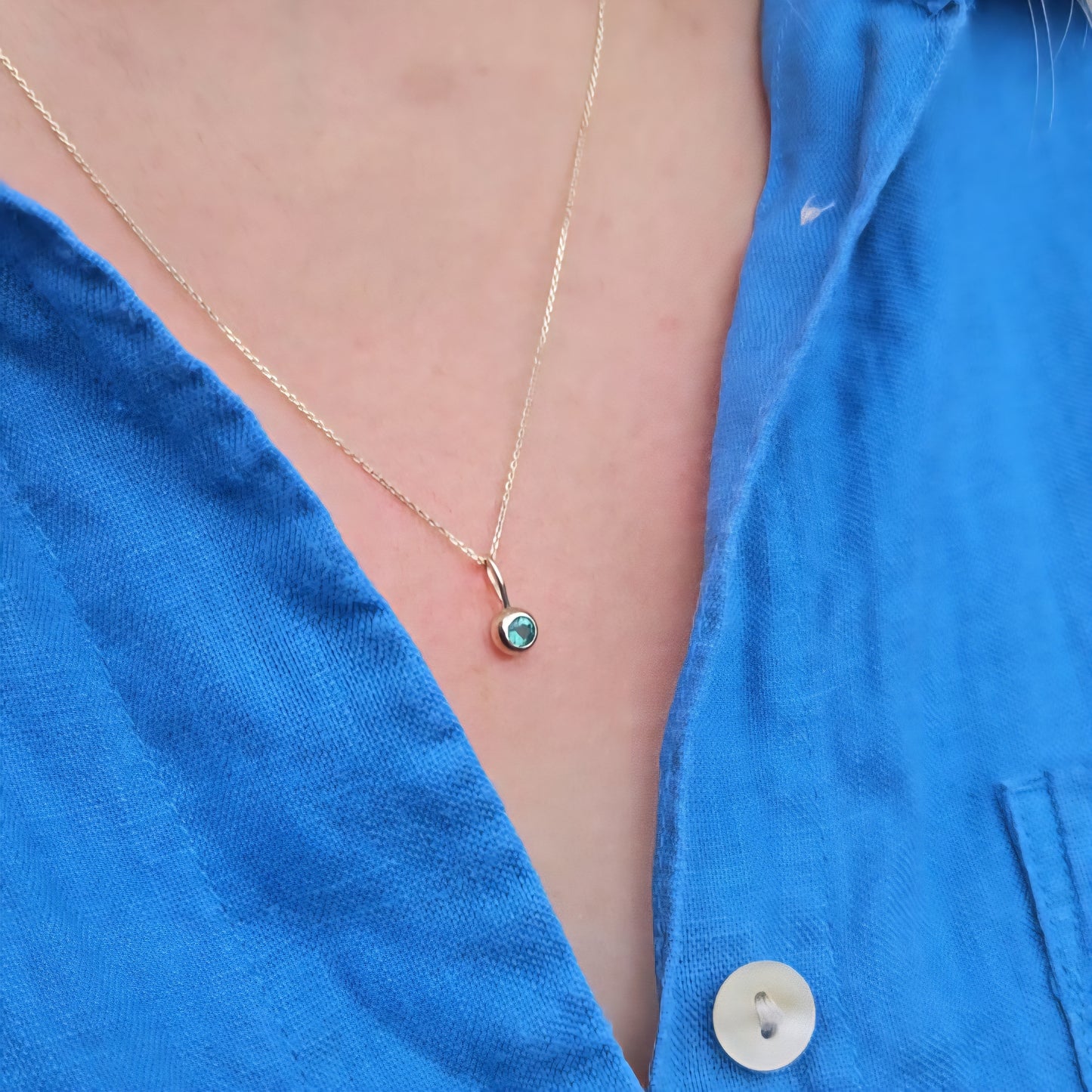 9ct gold emerald pendant