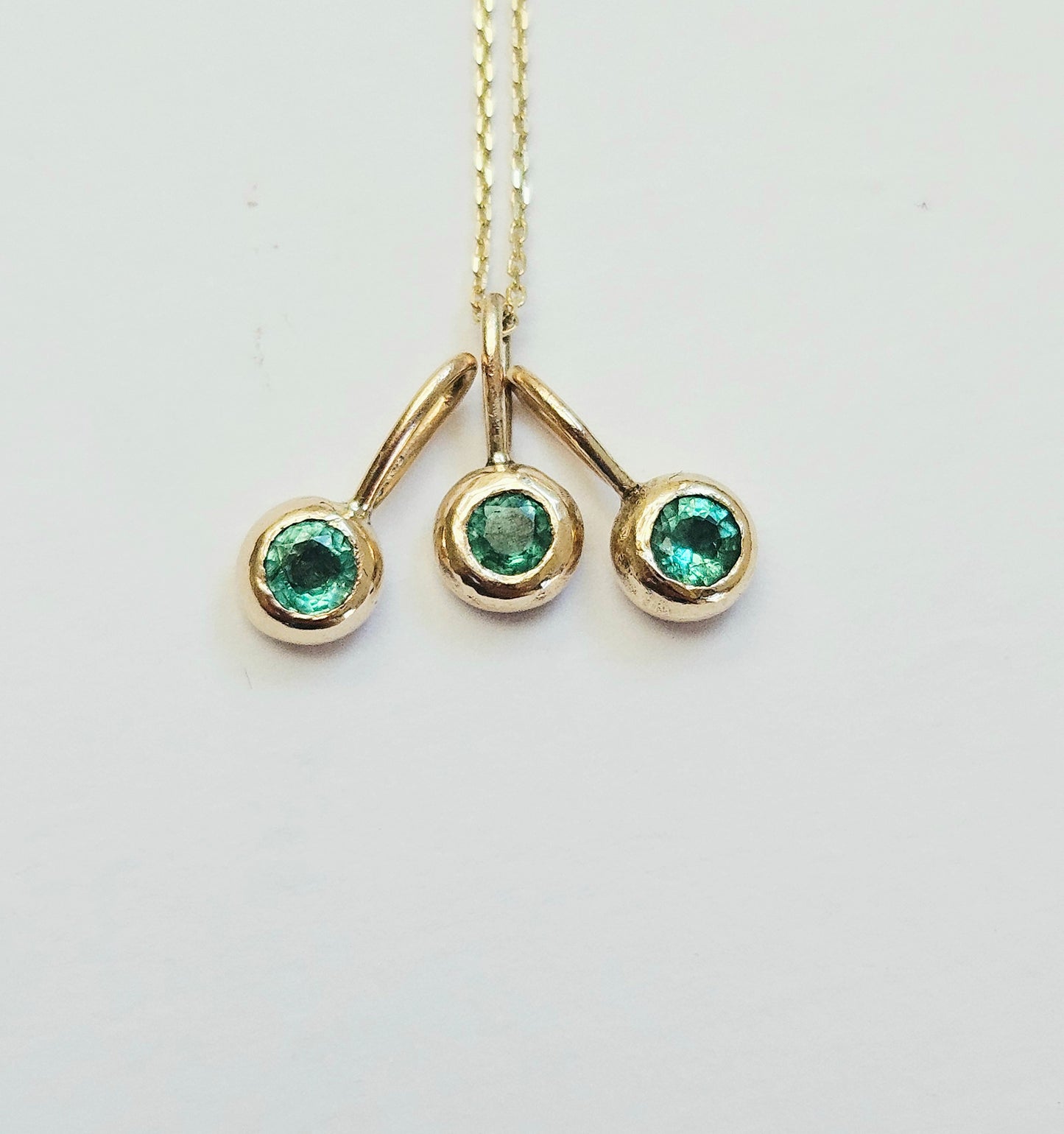9ct gold emerald pendant