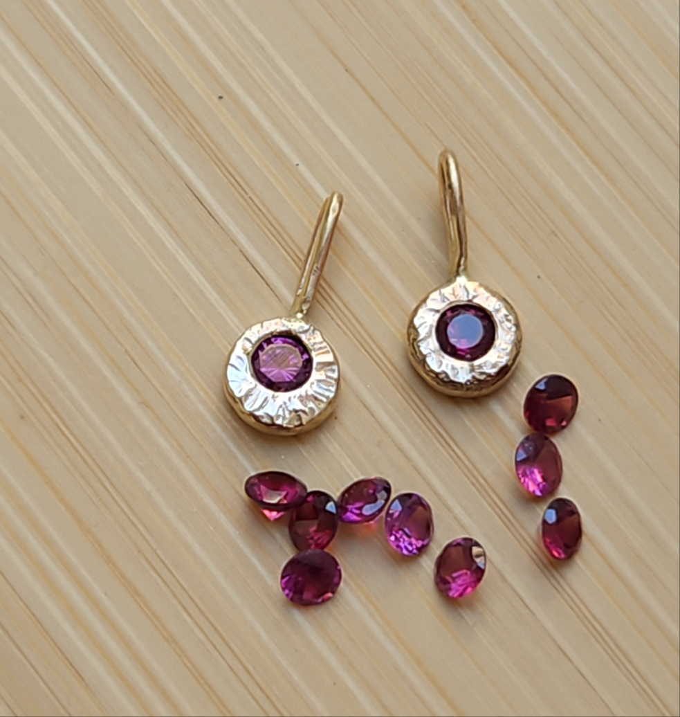 3 mm gemstone hammered charm