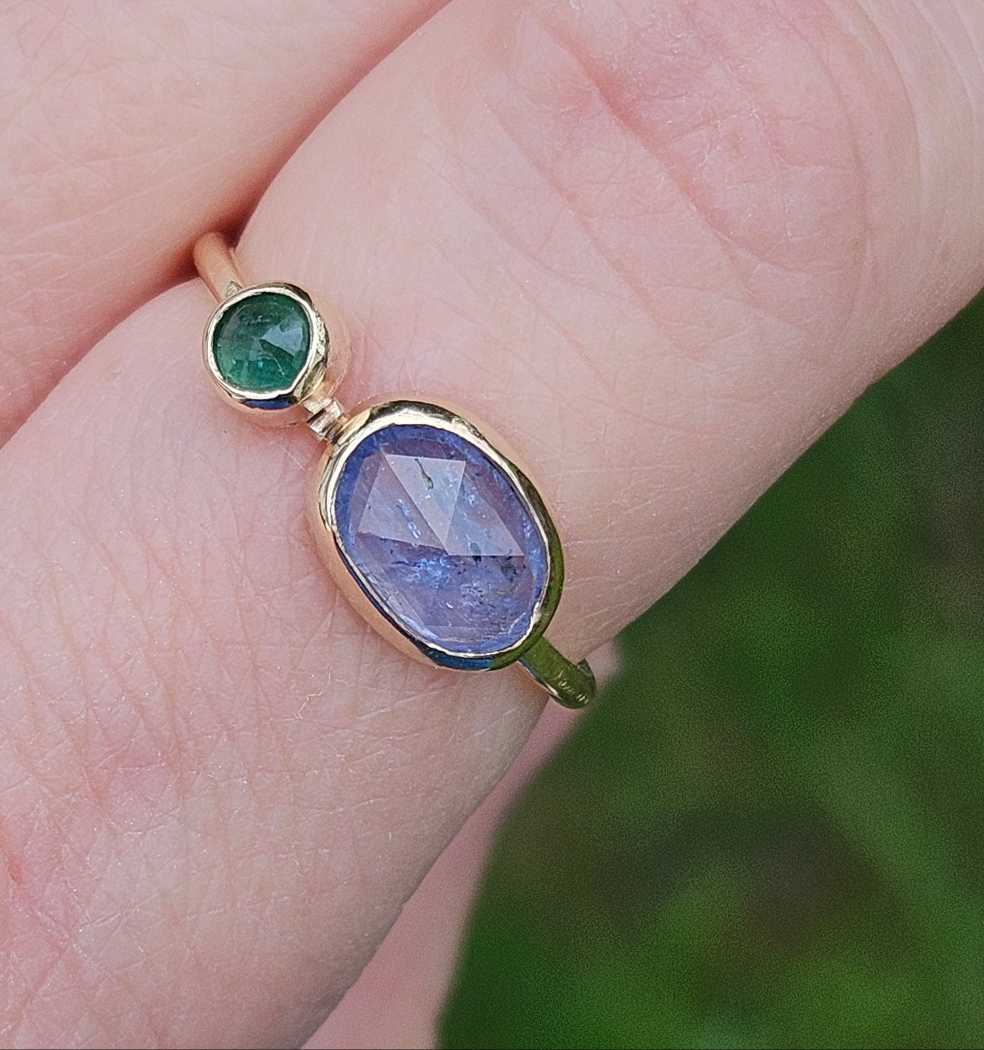 9 ct gold sapphire and emerald ring