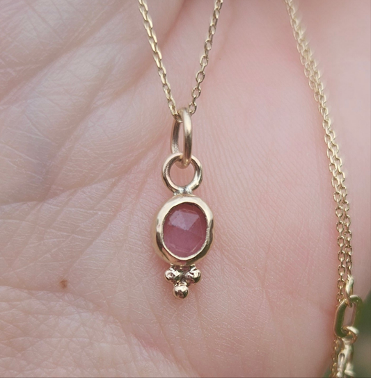 Gold pendant with spinel