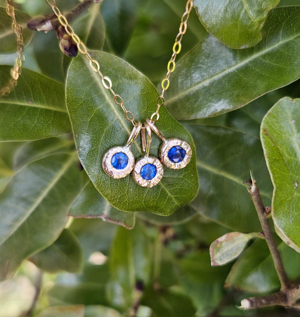 3 mm gemstone hammered charm
