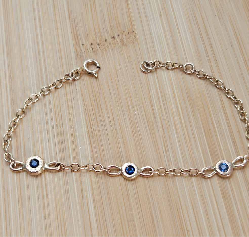 9 ct gold bracelet with blue sapphires