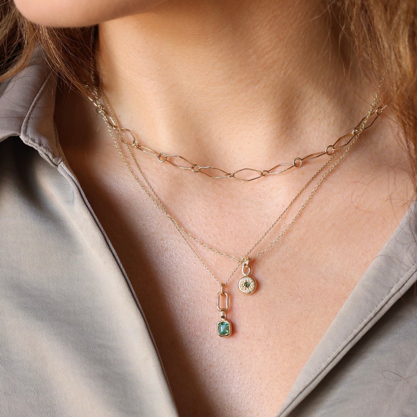 9ct gold pendant with a 2mm green sapphire