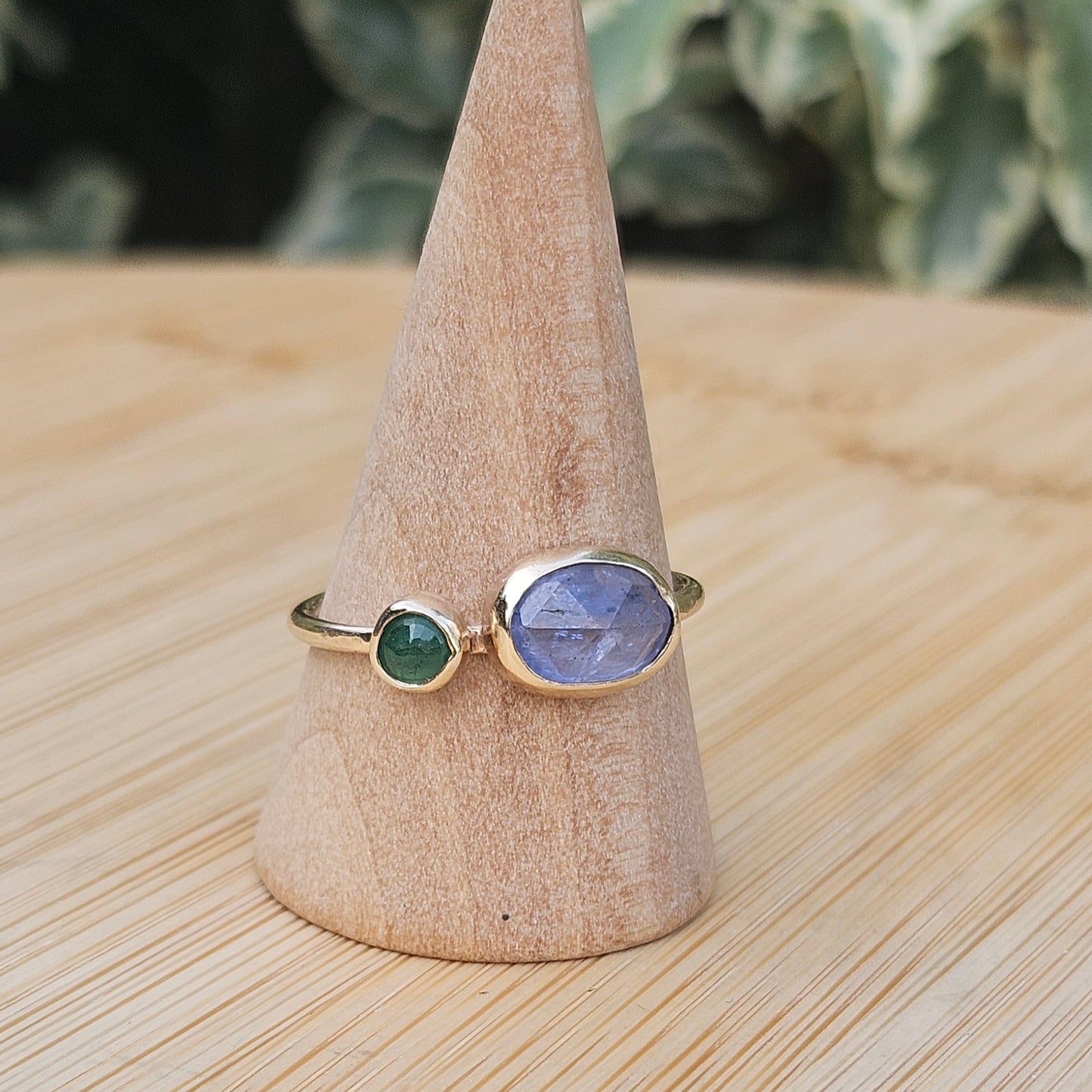 9 ct gold sapphire and emerald ring