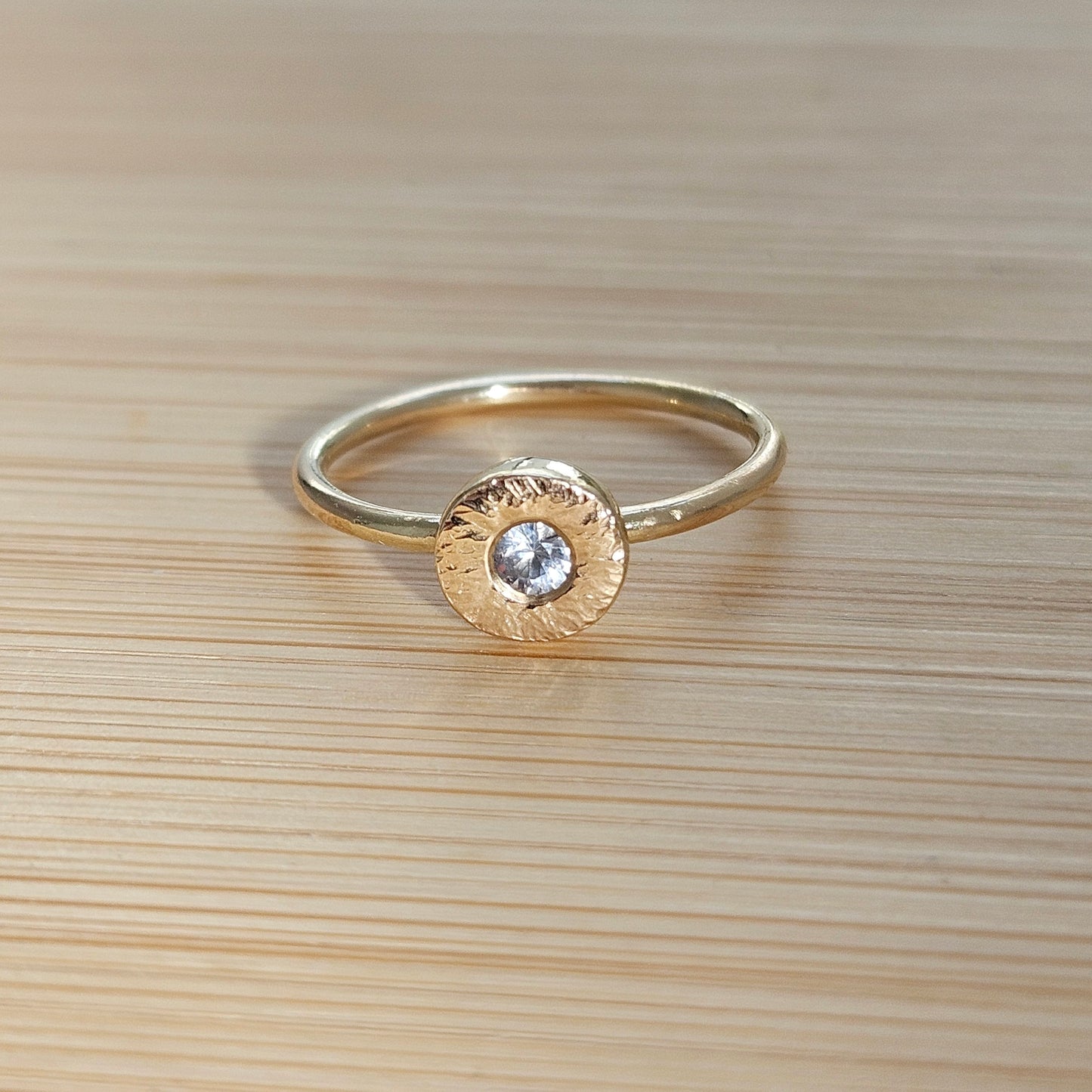 9ct gold ring with 3mm sapphire