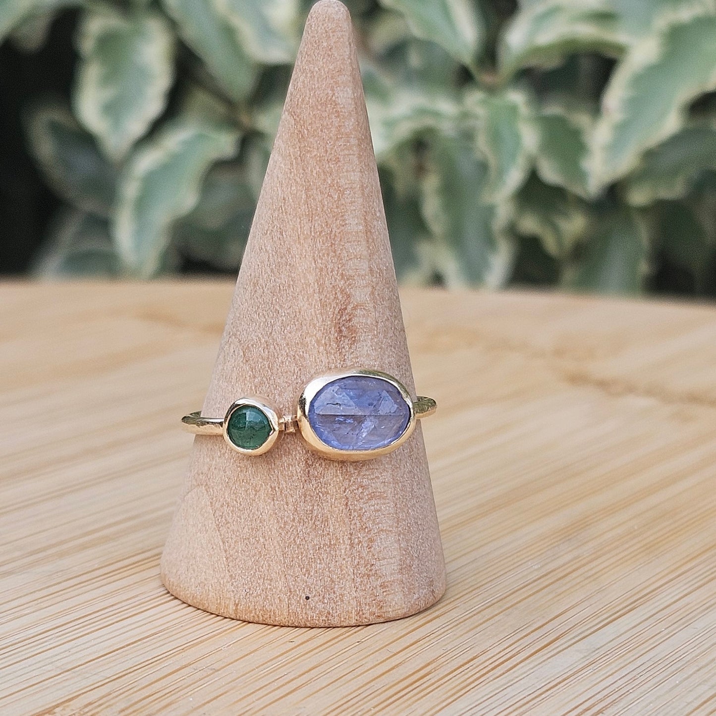 9 ct gold sapphire and emerald ring