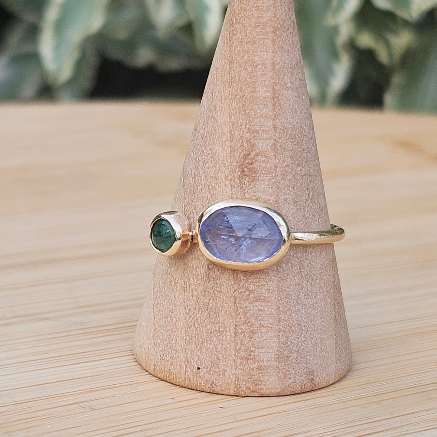 9 ct gold sapphire and emerald ring