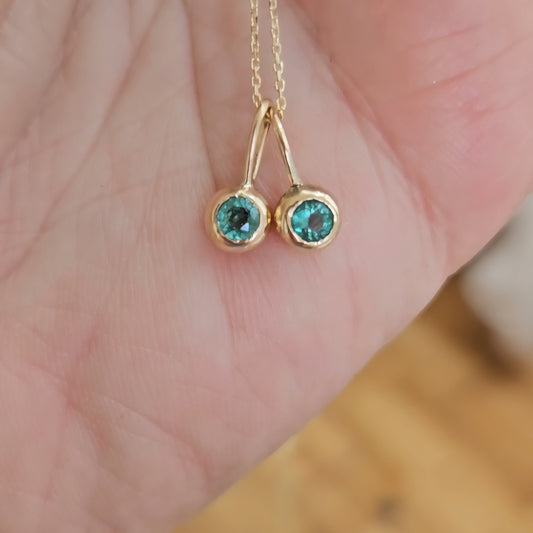 9ct gold emerald pendant