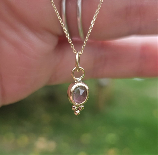 Gold pendant with spinel
