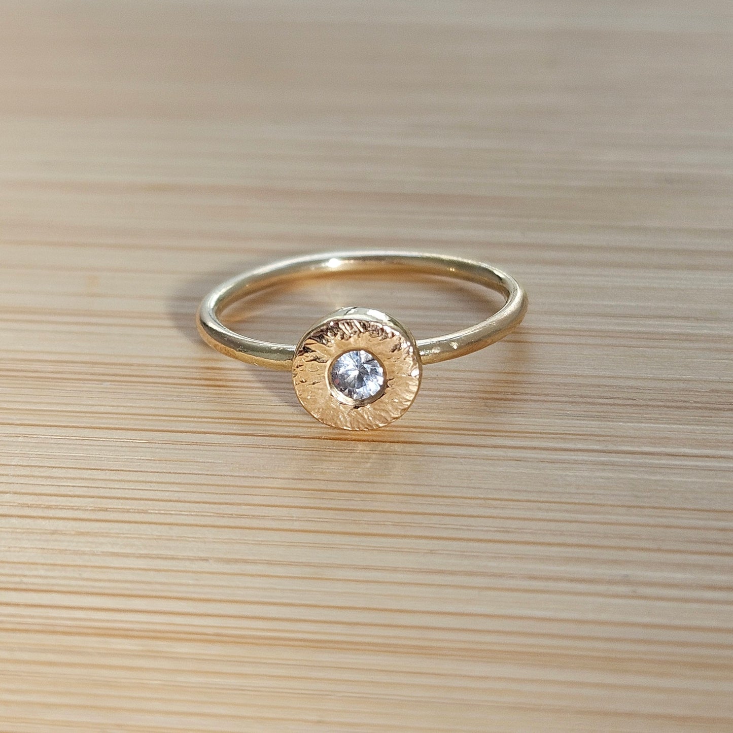 9ct gold ring with 3mm sapphire