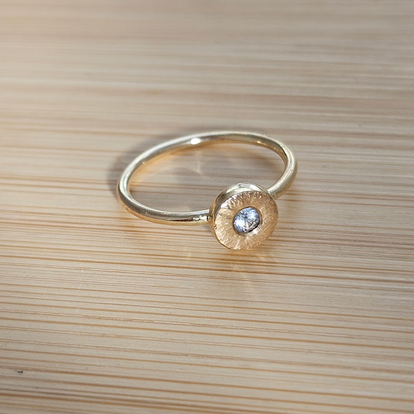 9ct gold ring with 3mm sapphire