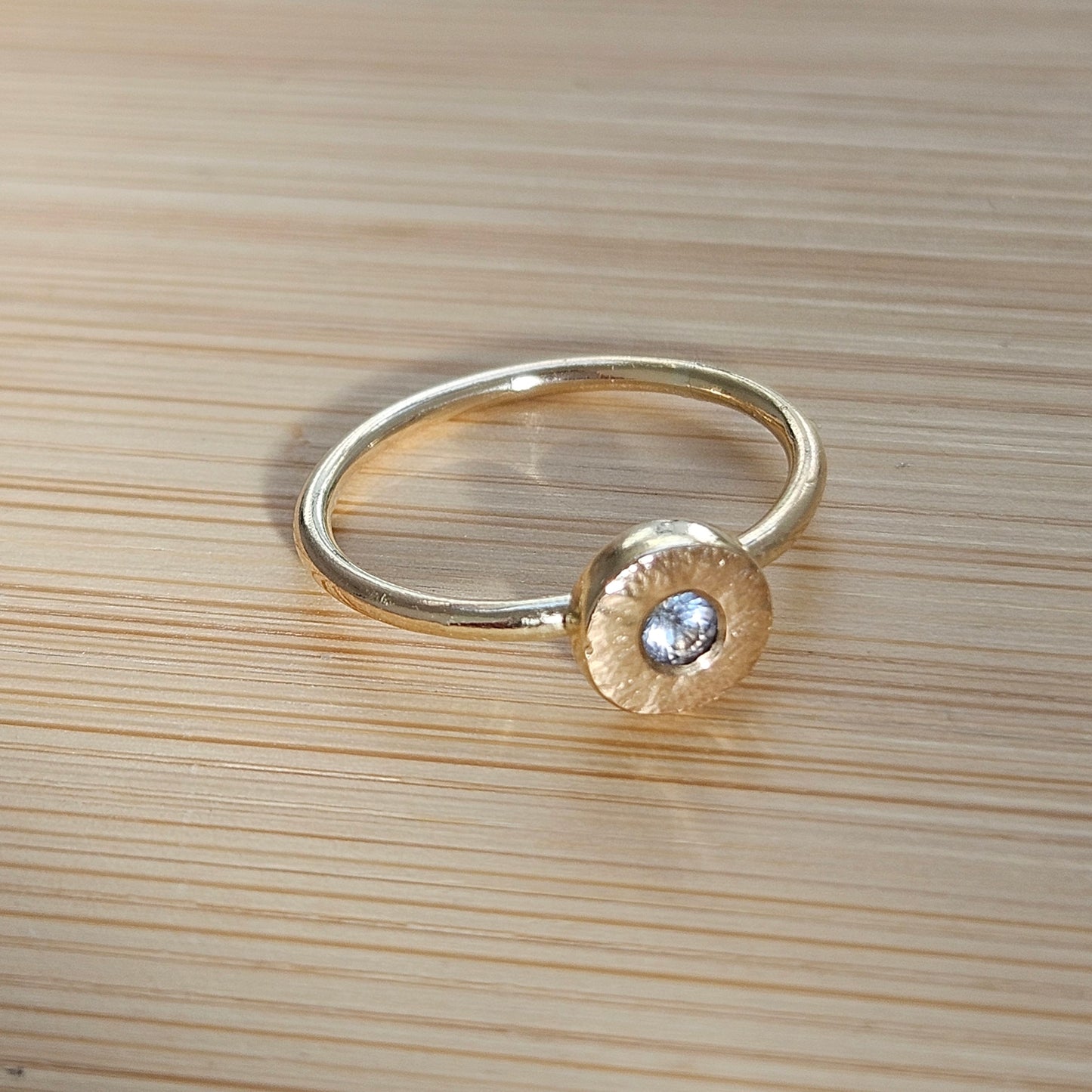 9ct gold ring with 3mm sapphire