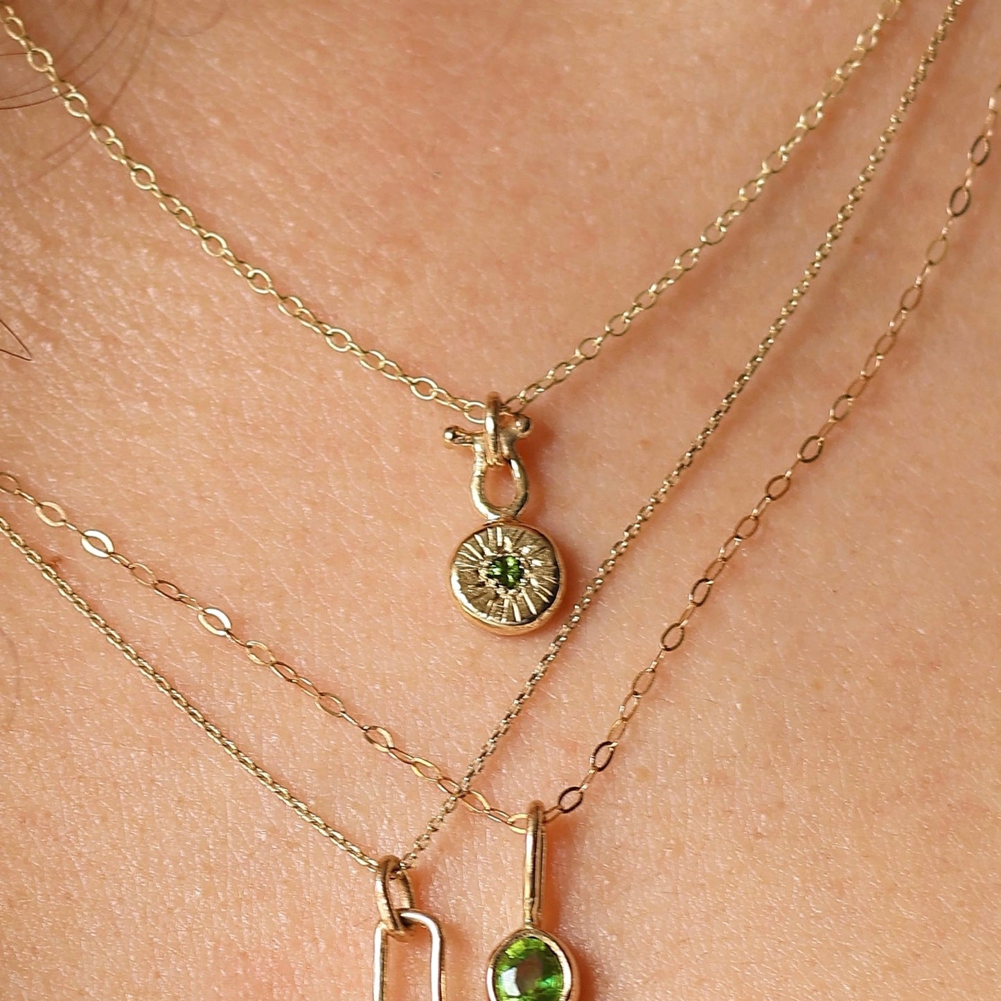 9ct gold pendant with a 2mm green sapphire