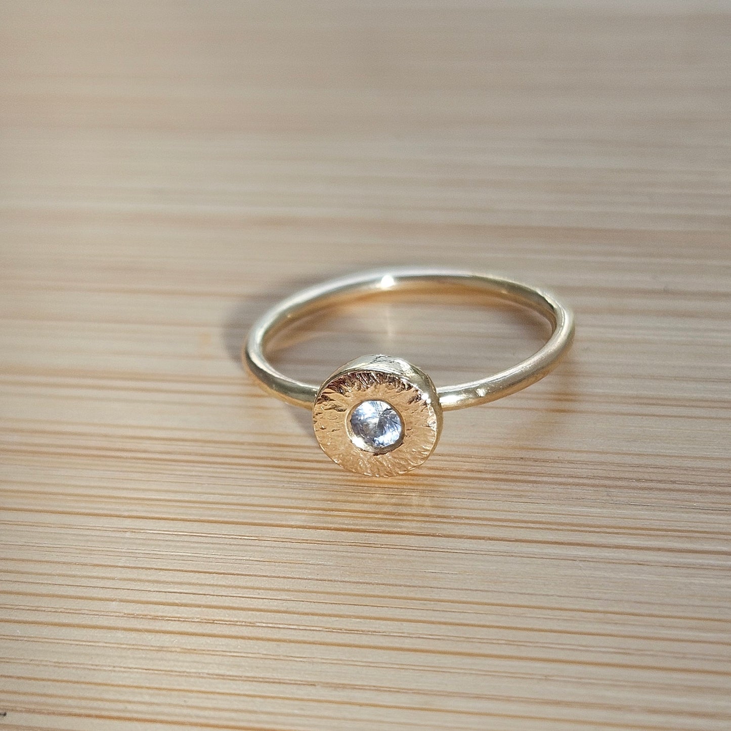 9ct gold ring with 3mm sapphire