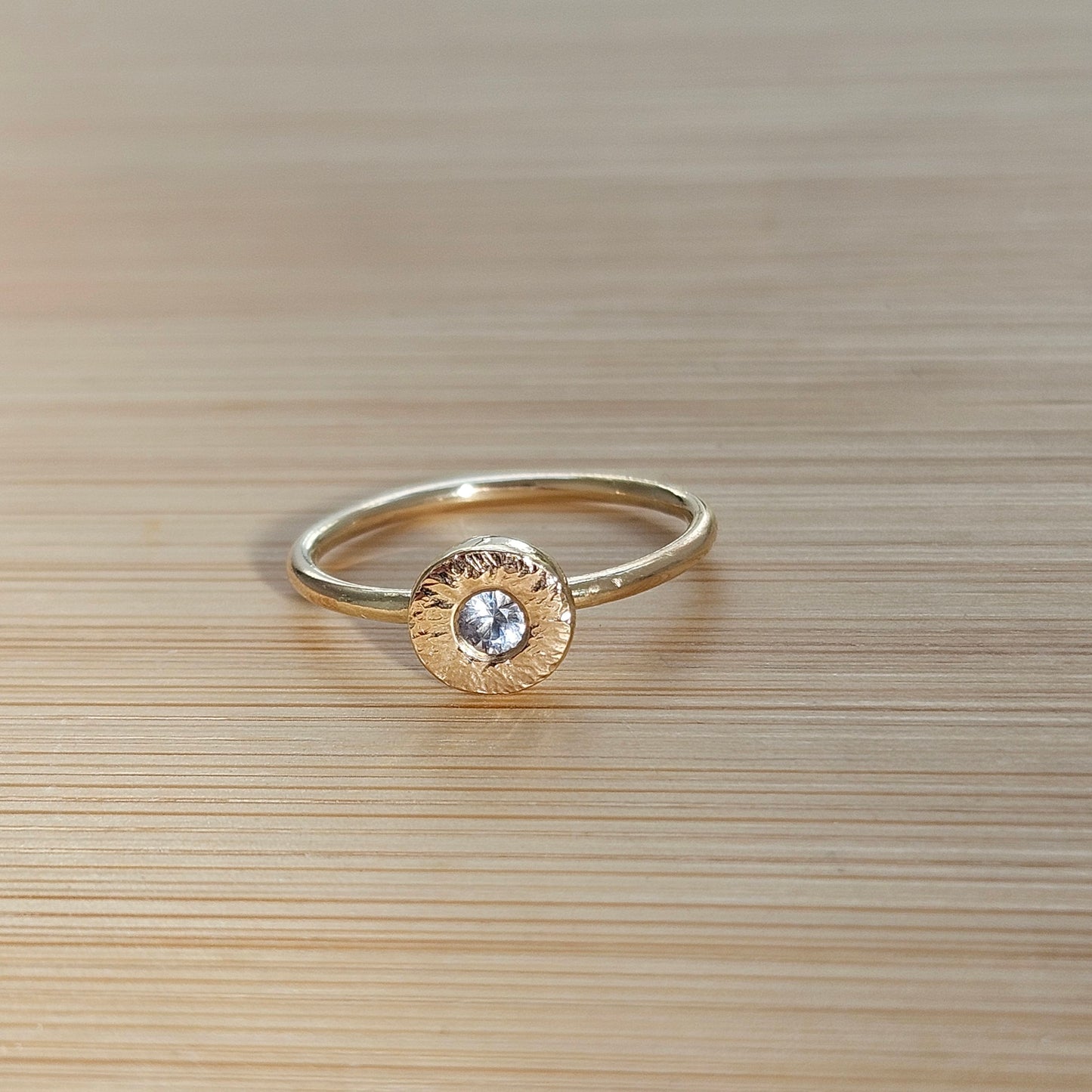 9ct gold ring with 3mm sapphire